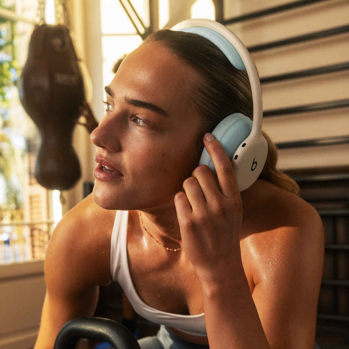 Beats 360 lukkede hodetelefoner – porselenshvit med Performance Knit-puter i porselenshvit