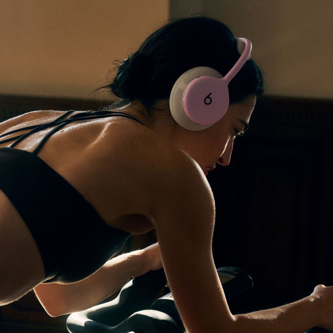 Beats 360 lukkede hodetelefoner – rosa med Performance Knit-puter i rosa