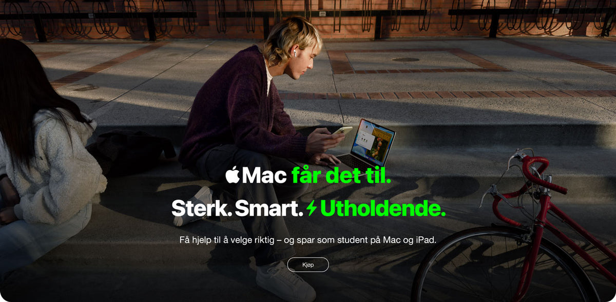 Mac får det til. Sterk, smart og utholdende – en student bruker en MacBook utendørs om kvelden.
